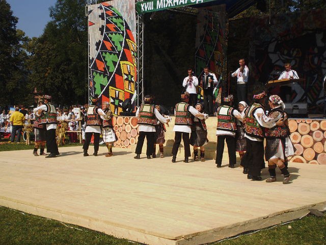 Family dance ensemble of Illyuky and Vandzhuraky (Vipche) performing Hutsulka